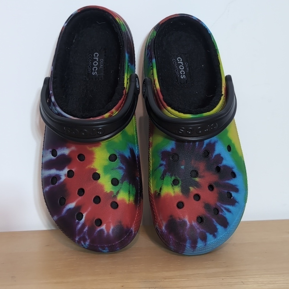 Crocs Rainbow Tie Dye Fuzzy Lined Clogs Shoes - Picture 2 of 6